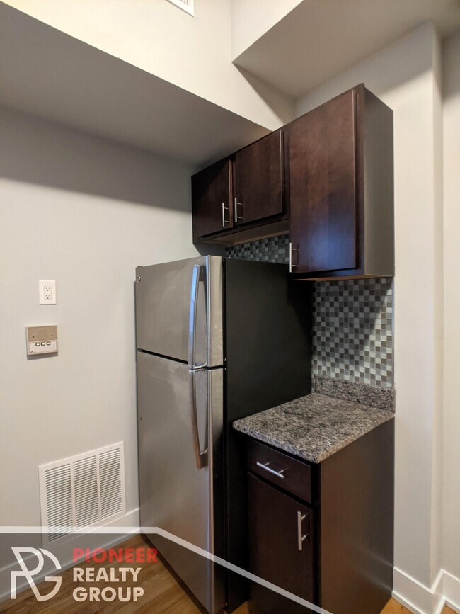 Building Photo - 647 W Oakdale Ave