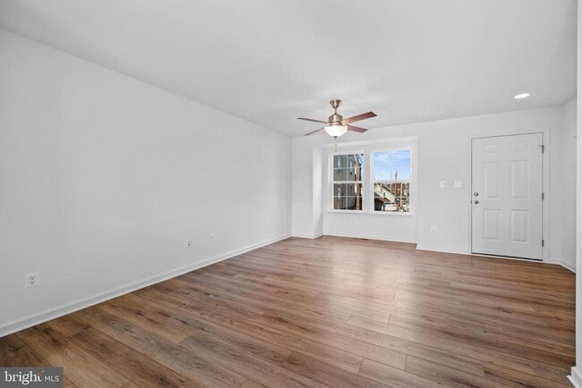 Foto del edificio - 496 Peleton St