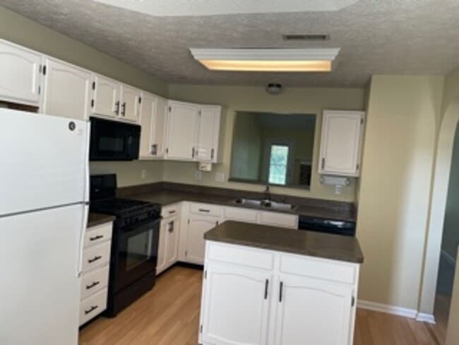 Building Photo - Absolutely Beautiful 3  bedroom Ranch!