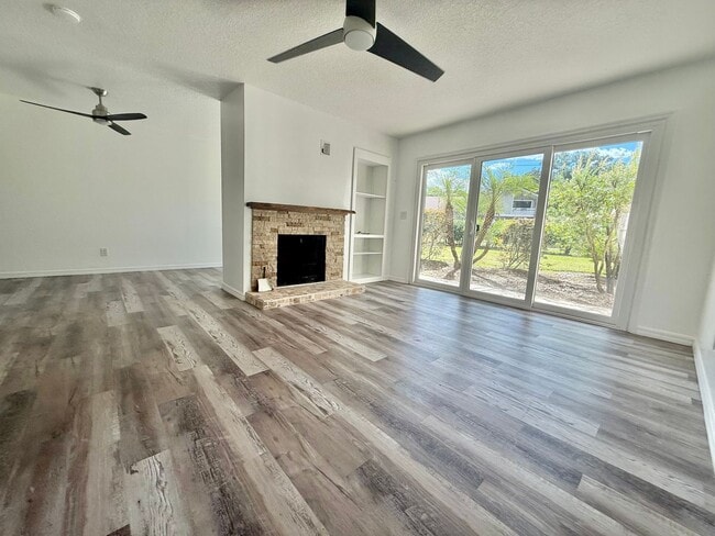Building Photo - Stunning 2/2 1st floor condo in Downtown!