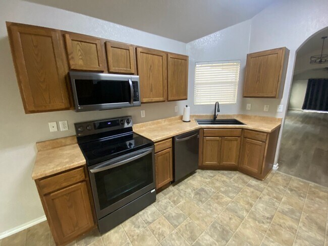 Building Photo - 3/2 Single Story ~ Conveniently located to...