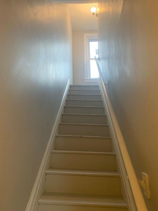 Building Photo - Available Now! 3rd Floor 1 Bedroom-York Ci...