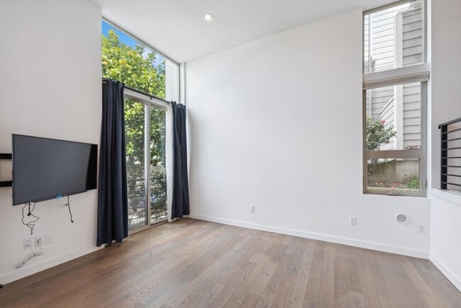 Foto del edificio - 2218B Yale Ave E - 2 bedrooms + den