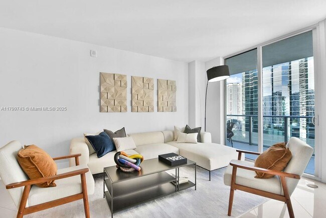 Building Photo - 1300 Brickell Bay Dr