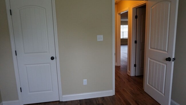 Building Photo - Beautiful and convenient