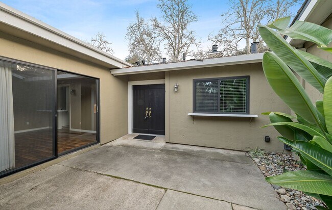 Building Photo - Spectacular townhome in the highly desirab...