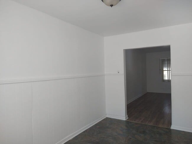 Building Photo - Nice and quiet Town House with garage and ...
