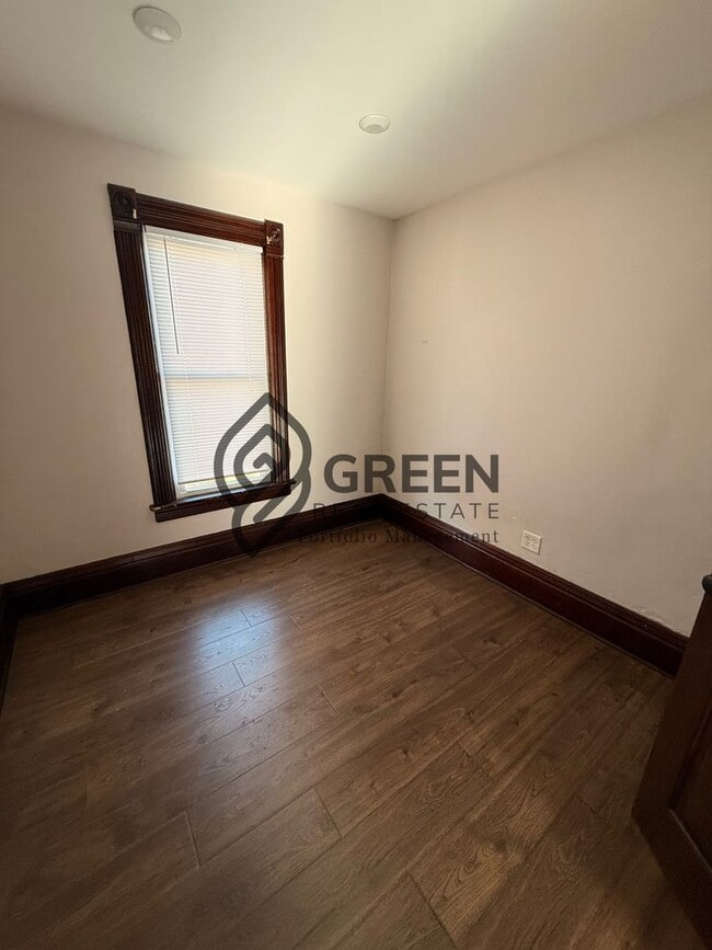 Building Photo - Beautiful apartment in Bradley