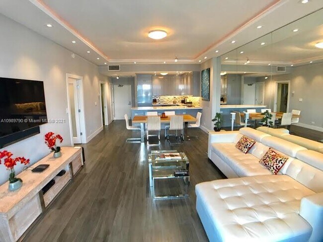 Building Photo - 2301 Collins Ave