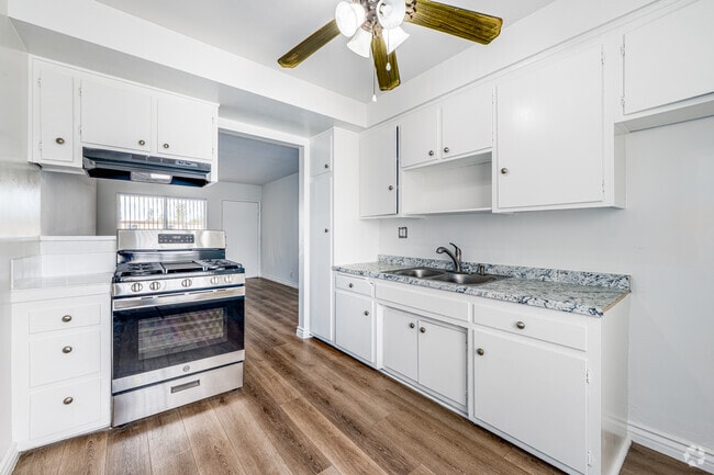 2 habitaciones, 1 baño - 710 pies cuadrados - Cocina - The Westwood Apartments