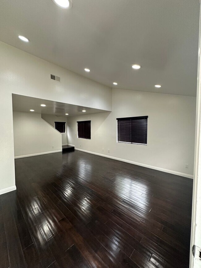 Foto del edificio - Spacious 3 Bedroom Condo