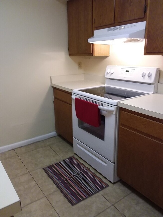Building Photo - Two Bedroom Townhouse Near NAS Jax