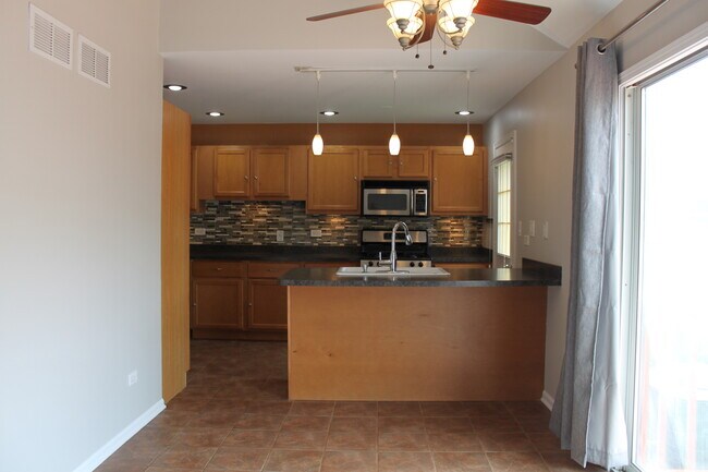 Building Photo - 1470 N Gatewood Ave