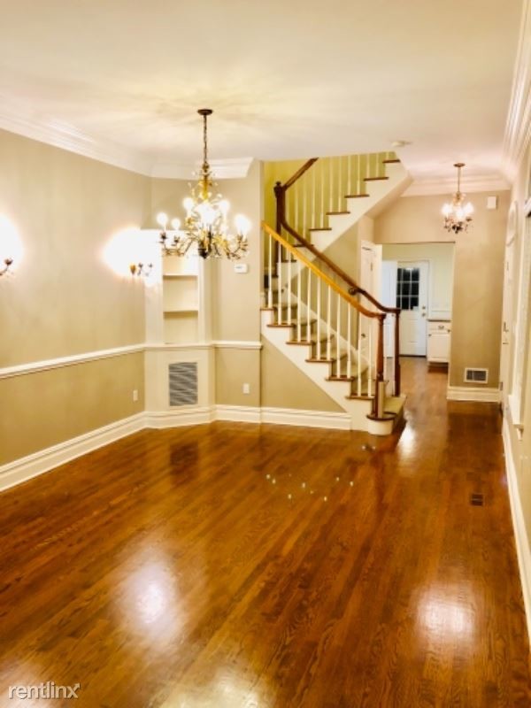 Building Photo - 3 br, 3.5 bath Townhome - 82 E Putnam Ave