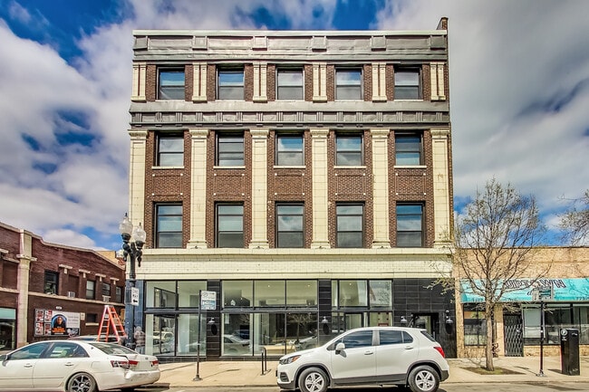 Building Photo - 1124 W Wilson Avenue