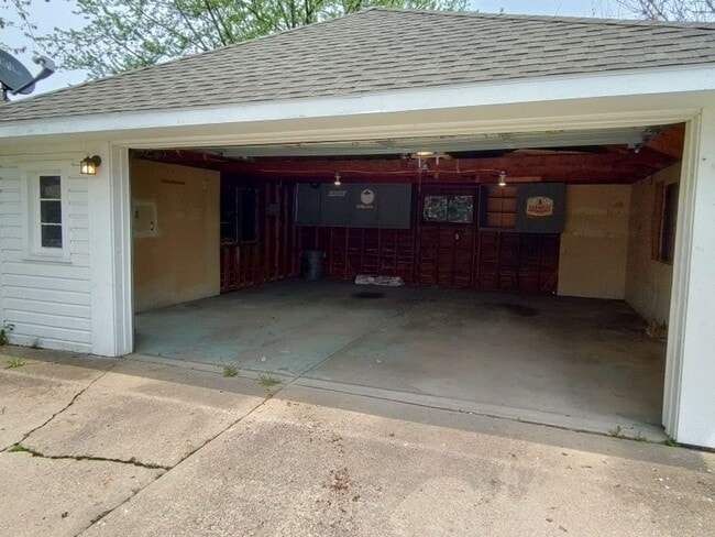 Building Photo - 3 bedroom, 2 bath, brick bungalow in Eastpointe - Now Available!