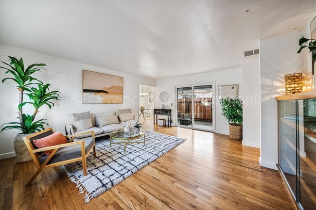 Building Photo - 582 Newton St