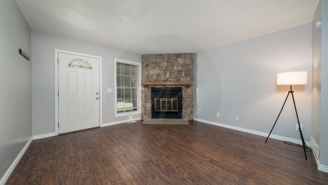 Foto del edificio - End Unit Townhome in Victoria Village