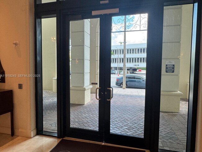 Foto del edificio - 1300 Ponce de Leon Blvd