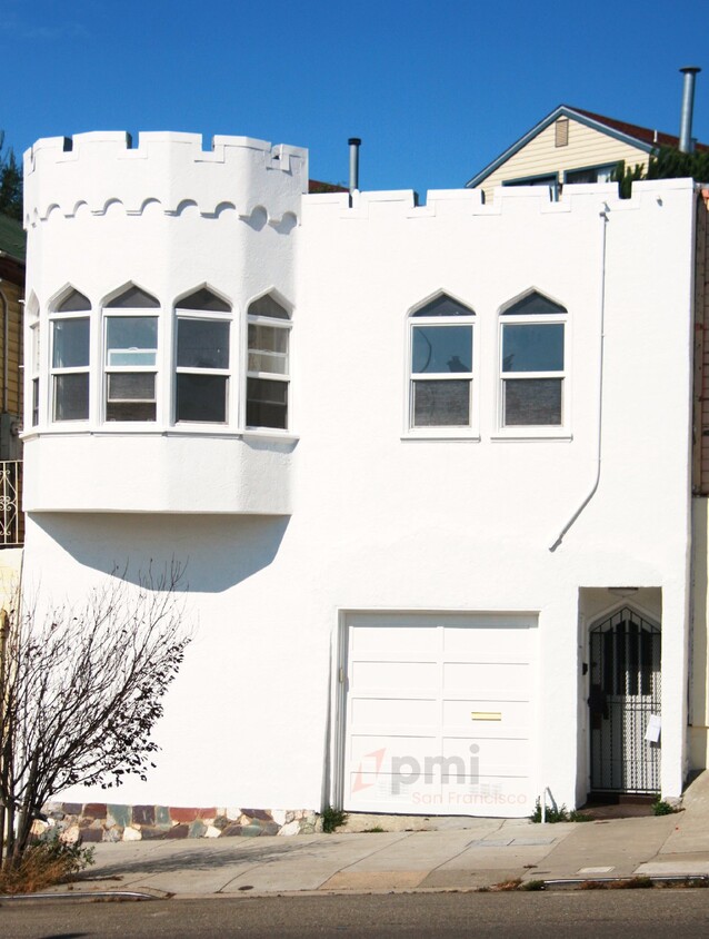 Foto principal - 2 Bd / 1 Ba Hillside Castle with Parking, ...