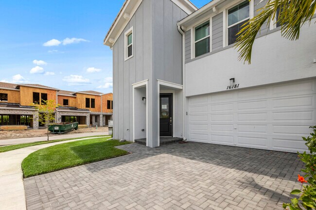 Foto del edificio - 16181 Oakview Dr