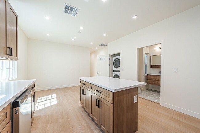 Foto del edificio - Modern Upstairs 3-Bed/2-Bath at 4222 – Two...