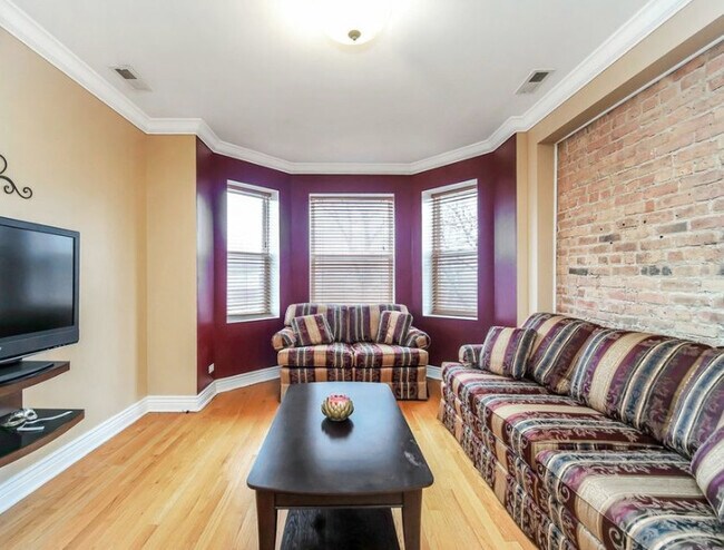 Building Photo - 6102 N Mozart St
