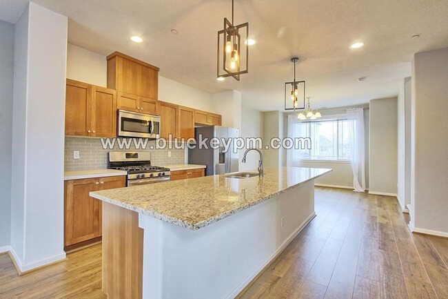 Foto del edificio - 2 Bed, 2.5 Baths Townhome Near Progress Ri...