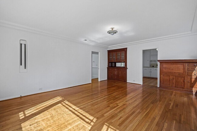 Foto del edificio - Enchanting Bungalow w/English Flower Garden in Venice- 2 Bedrooms 1 Bath