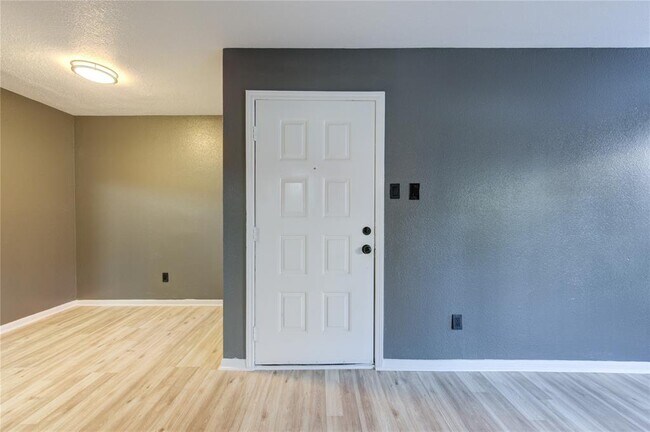 Building Photo - 12500 Sandpiper Dr