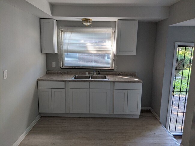 Foto del edificio - Charming 3-Bedroom Home and 1 Bath for Rent!