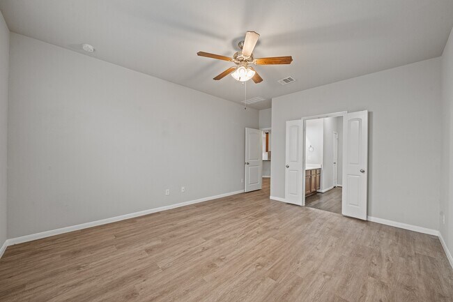 Foto del edificio - 13826 Andover Park Dr