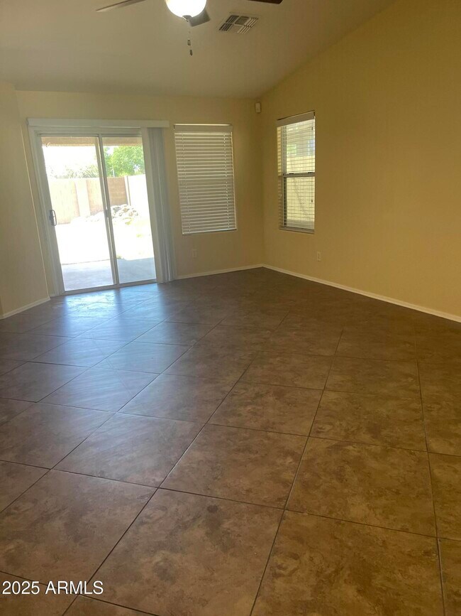 Foto del edificio - 1437 E Mayfield Dr