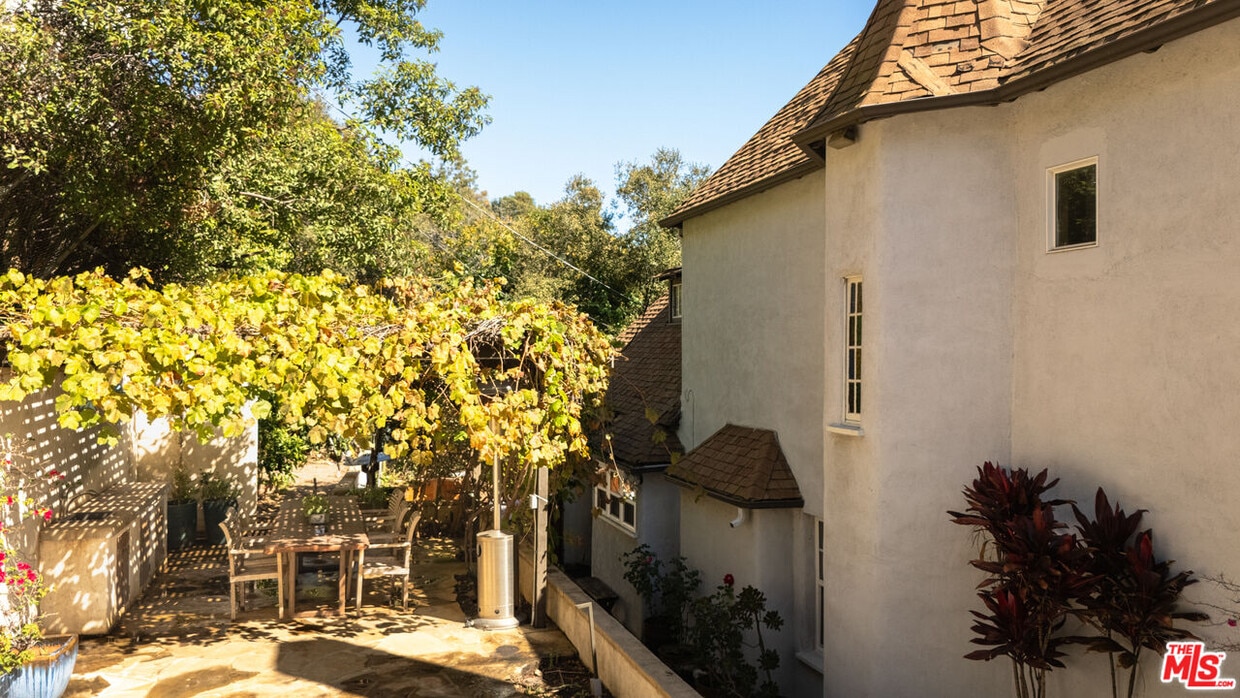 Primary Photo - 2829 Beachwood Dr