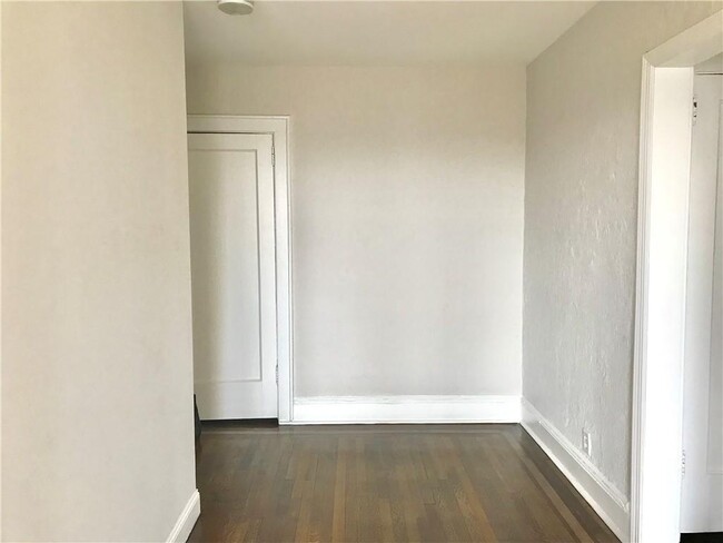 Building Photo - 10 Oakridge Pl