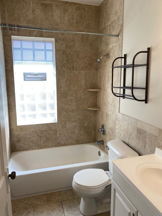 Foto del edificio - 1026 Lakepointe St