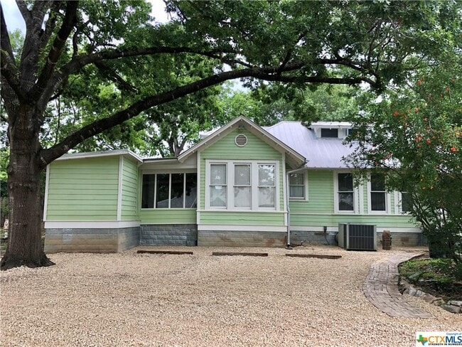 Building Photo - 414 W San Antonio St