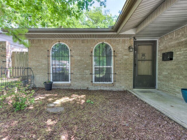 Foto del edificio - 616 Whispering Oak Rd