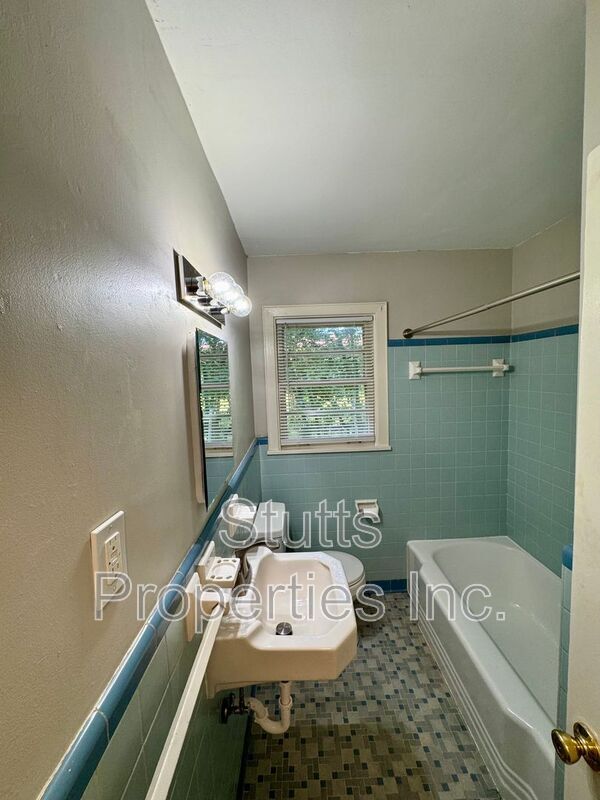 Building Photo - 1706 E 28th St