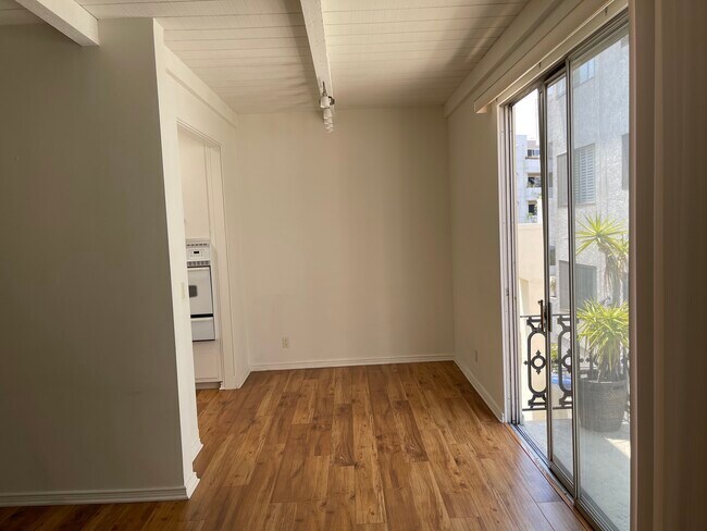 Building Photo - 1570 Manning Ave