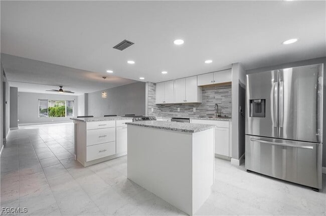 Foto del edificio - 2244 Winkler Ave