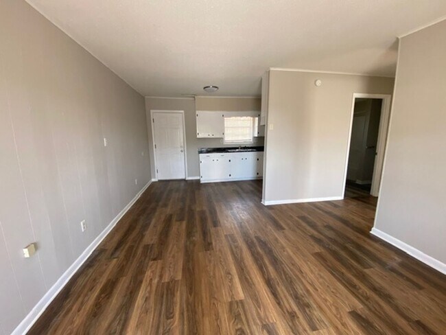 Foto del edificio - One bedroom one bath room apartment