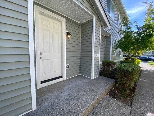 Building Photo - DuPont 2 Bedroom Town Home