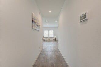 Building Photo - 1806 Laguna Wy