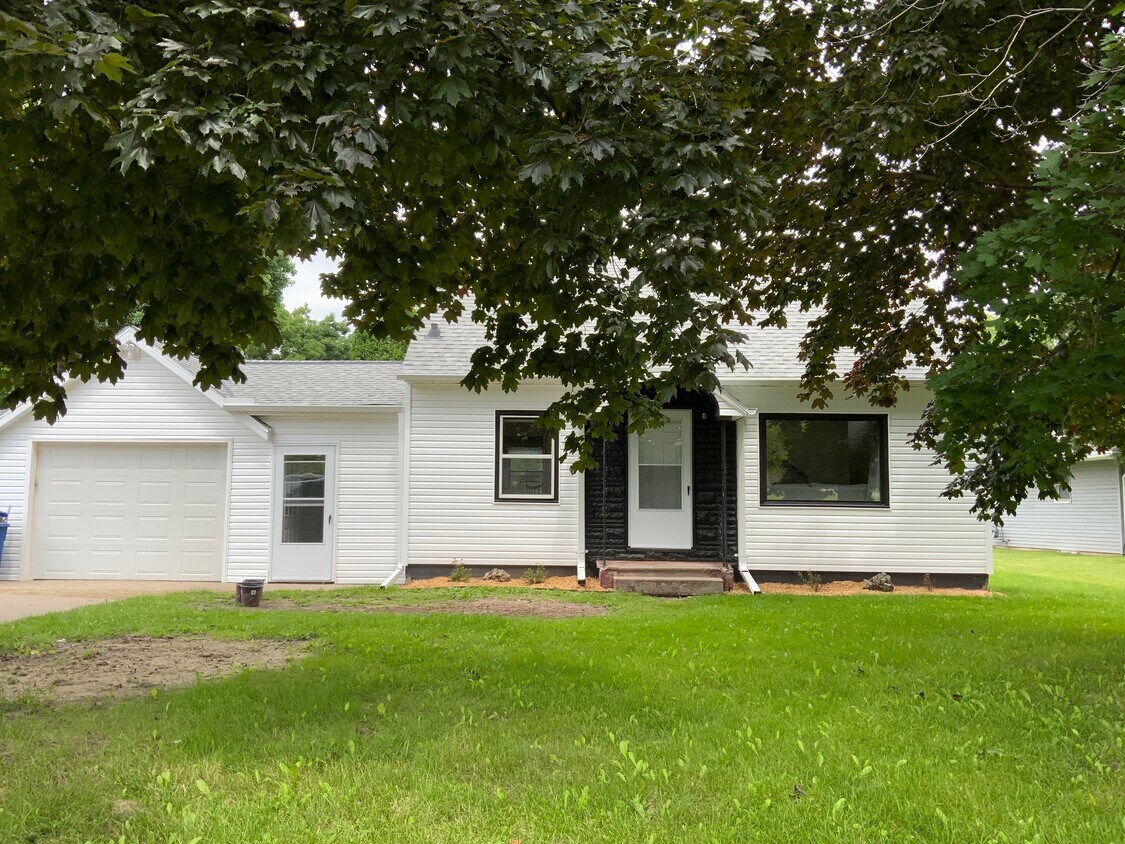 Front Exterior - 2424 S Memorial Dr