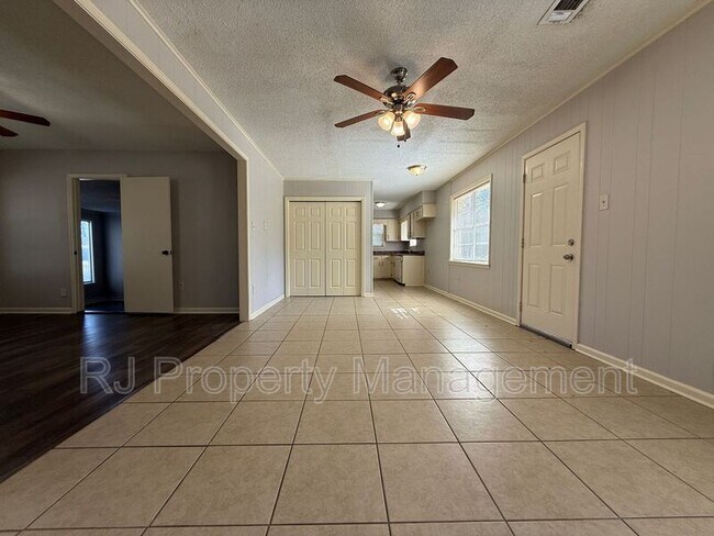 Foto del edificio - 4921 Wooddale Ave