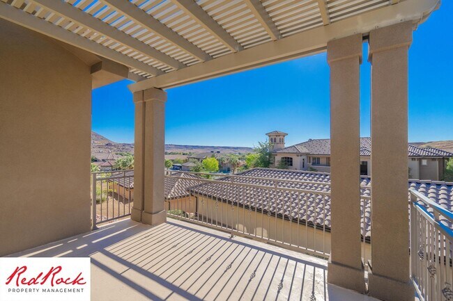 Building Photo - Classy townhome with Community Pool