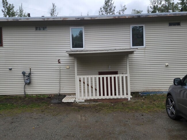 Building Photo - Great cozy unit with private deck entrance