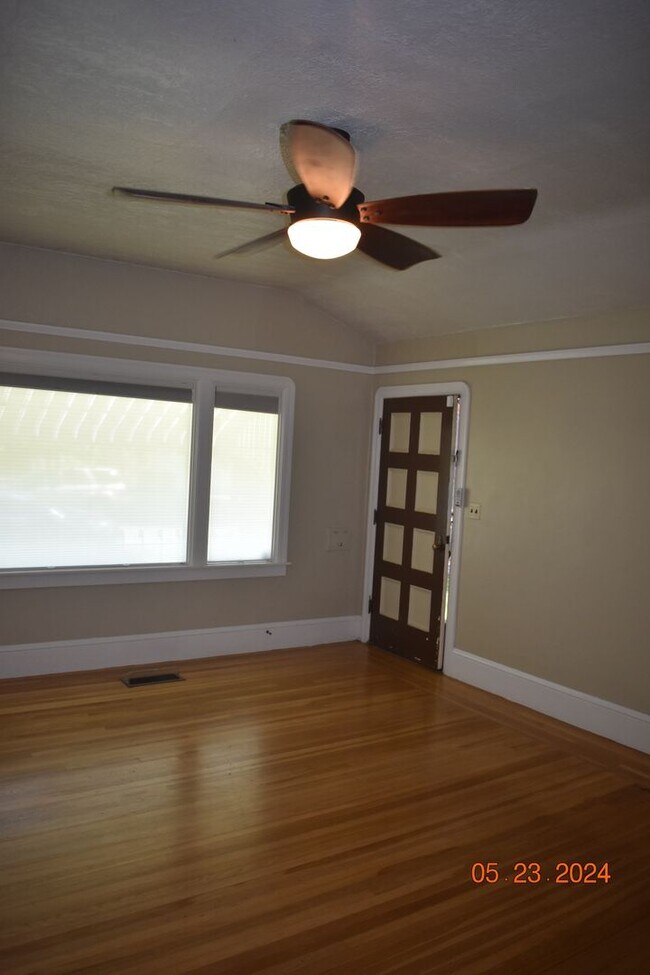 Foto del edificio - Darling Three Bedroom Home near Legion Par...