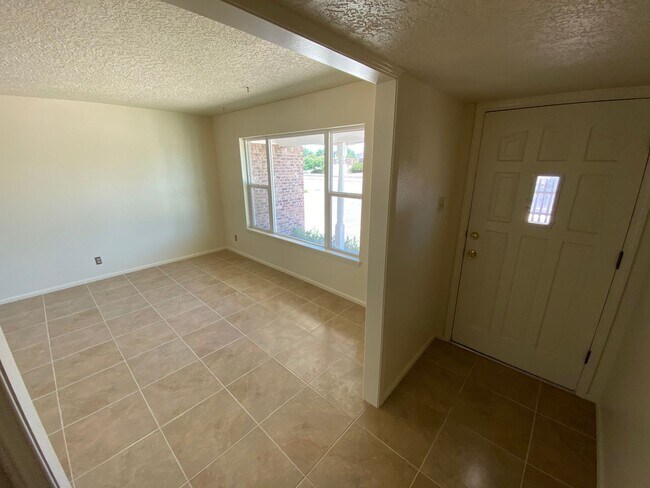 Foto del edificio - Northeast El Paso 3bed/2bath w/LOTS of liv...